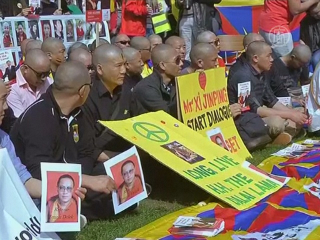 Тибетцы и уйгуры протестовали во время визита Си