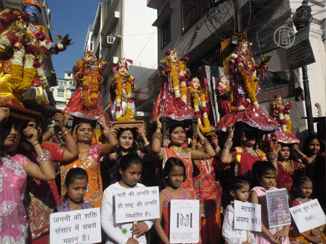В Индии отмечают праздник любви «Гангаур»