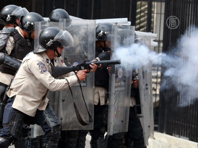 Студентов в Каракасе разгоняют резиновыми пулями