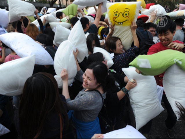 В Гонконге по стрессу ударили подушками