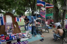 Протестующие возвели город в парке Бангкока