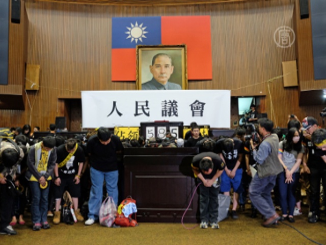 Тайвань: студенты освободили здание парламента