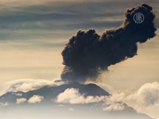 Вулкан Убинас в Перу выбрасывает пепел и газ