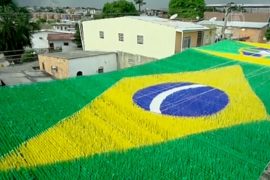 Бразильцы украшают улицы в честь Кубка мира ФИФА
