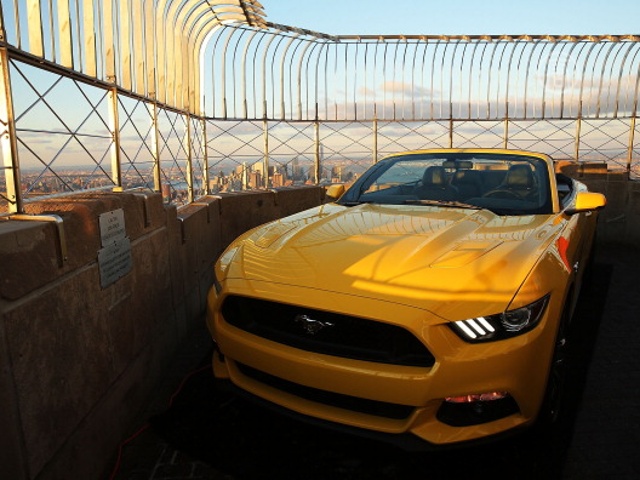 Ford Mustang подняли на крышу Эмпайр-стейт-билдинг