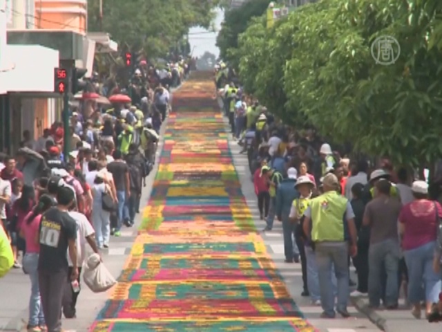 Рекорд в Гватемале: ковёр из цветов в 2 км