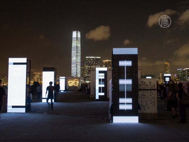 Световое шоу на высочайшем здании Гонконга