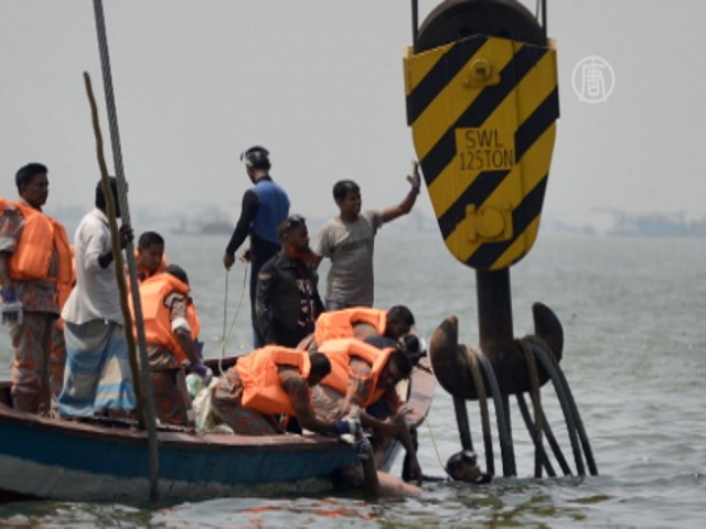Речной паром с пассажирами затонул в Бангладеш