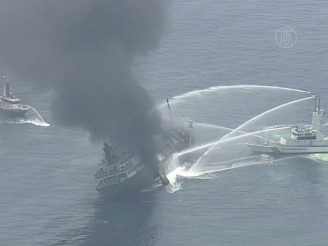 У берегов Японии горит танкер и ищут капитана