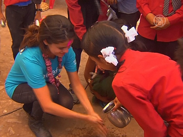 Селена Гомес научила детей Непала мыть руки