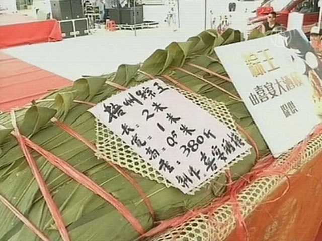В Китае приготовили двухметровый рисовый пельмень