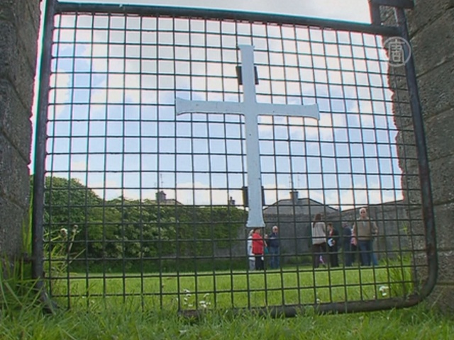 На могиле 800 детей в Ирландии поставят памятник