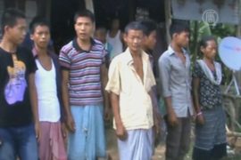 Жители Бангладеш бегут от насилия в Индию