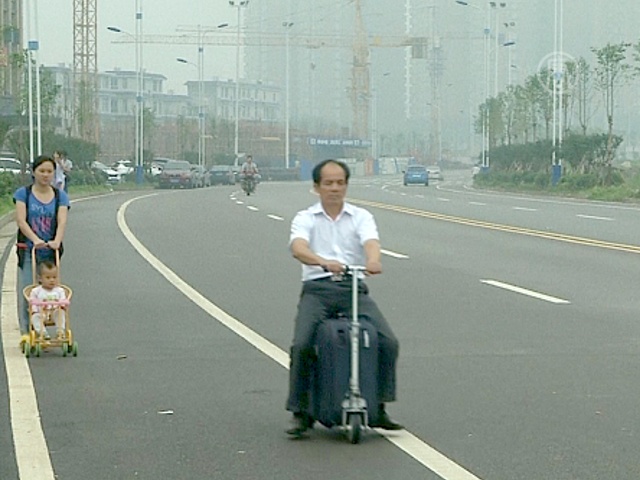Китаец сделал из чемодана средство передвижения