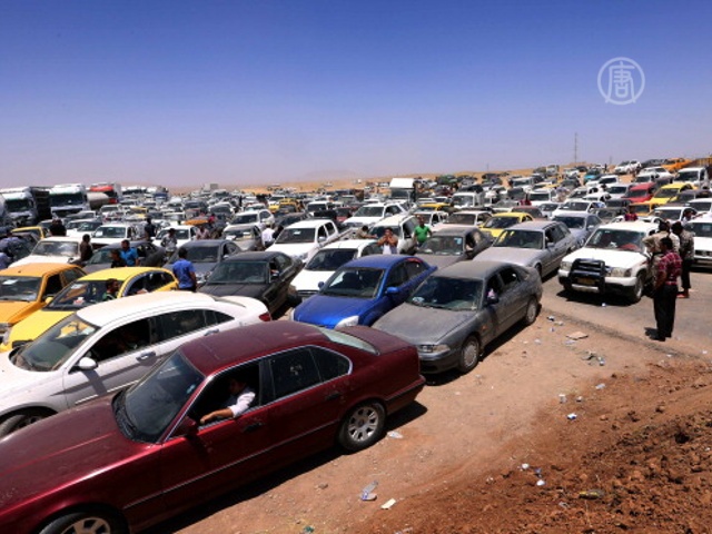 Люди покидают захваченный исламистами город Ирака
