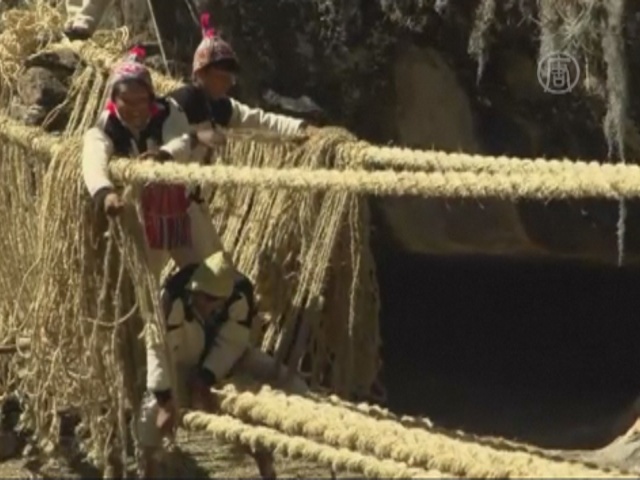 Индейцы в Перу каждый год чинят древний мост
