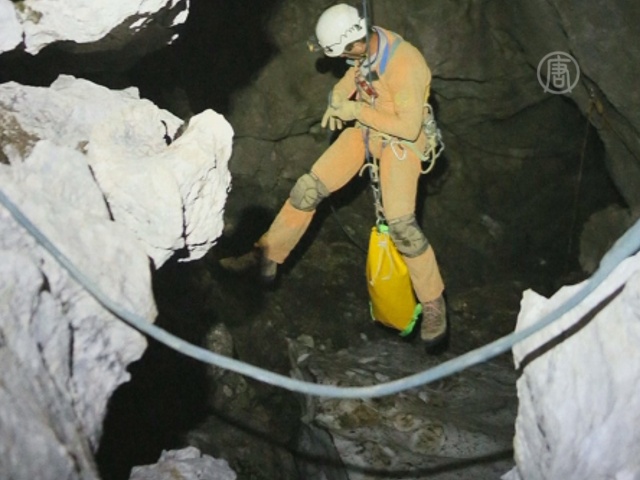 Раненого геолога не могут достать из пещеры