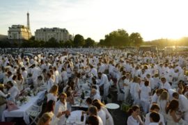 1500 парижан поужинали в белом на мостах