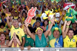 Бразильцы празднуют победу в первом матче ЧМ-2014