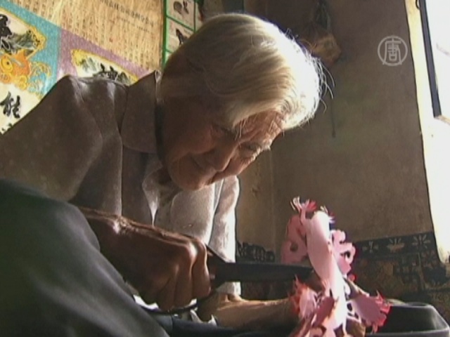 92-летняя китайская мастерица содержит семью