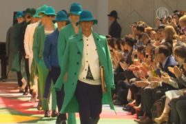 Мужчины от Burberry надевают цветные шляпы