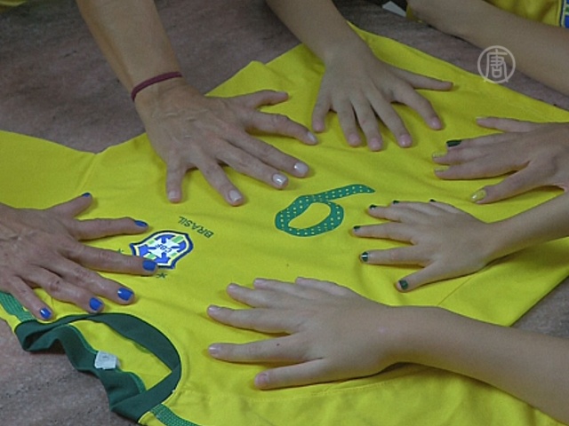 Шестипалая семья прочит победу Бразилии