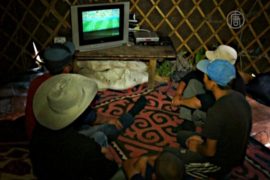 Кыргызские чабаны смотрят футбол в юртах