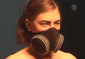 Защитные маски – хит Недели моды в Гонконге