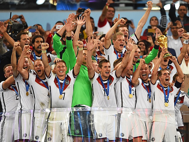 Немцы празднуют победу в футбольном чемпионате