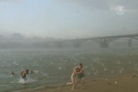 Ураган на пляже в Сибири стал интернет-сенсацией