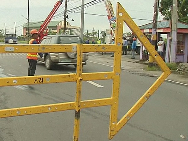 Филиппинцы ремонтируют дома после тайфуна