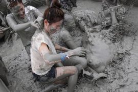Южнокорейцы снимают стресс в грязи