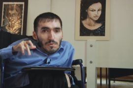 Художник-инвалид открывает выставку в Москве