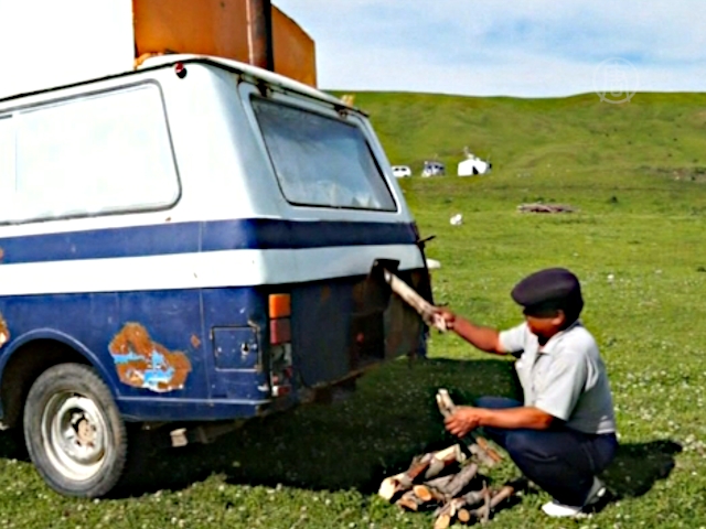 Кыргыз переоборудовал машину под передвижную баню