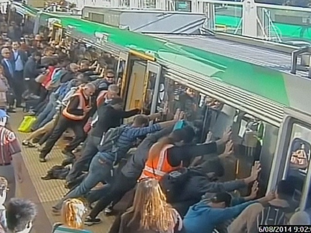 Застрявшего мужчину спасали всем поездом