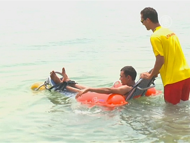 Инвалидам на пляже Дубая предлагают поплавать