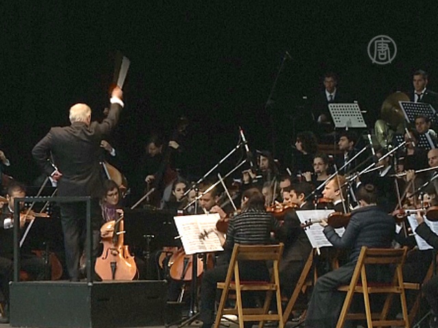 Симфонический оркестр выступил на мосту