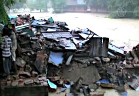 Наводнение в Индии разрушило 3-этажный дом