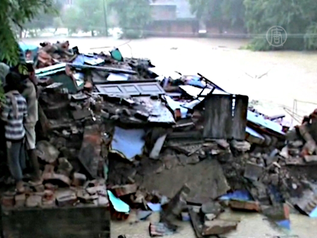 Наводнение в Индии разрушило 3-этажный дом