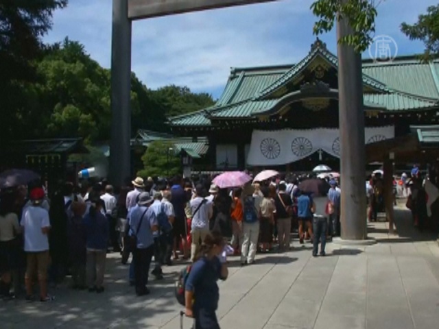 Японцы посещают «неоднозначный» храм