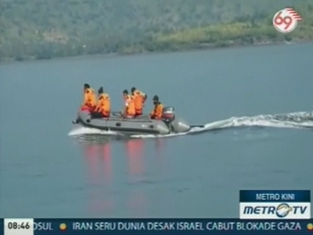 Туристов с затонувшей лодки нашли в море
