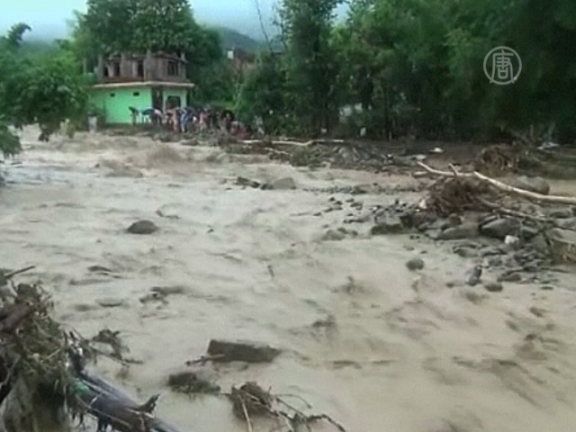 Десятки человек погибли от наводнений в Непале