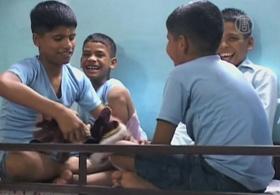 Бывший учитель в Индии приютил 12 детей с ВИЧ