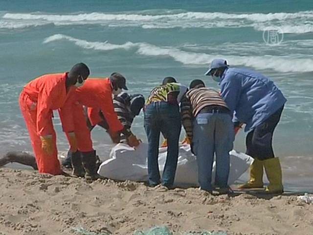 На пляж в Триполи выбросило десятки тел