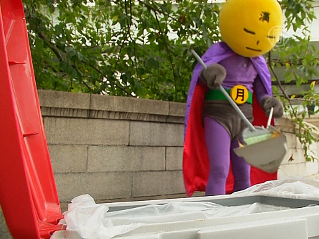 На улицах Токио орудует супергерой-уборщик