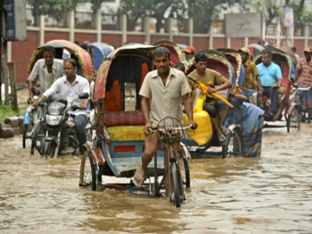 Люди спасаются от наводнения в Бангладеш