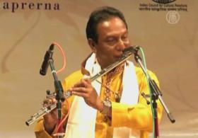 Концерт флейтистов проходит в Индии