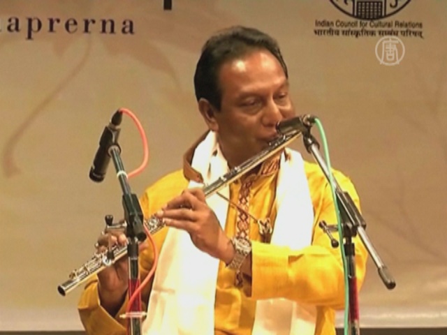 Концерт флейтистов проходит в Индии