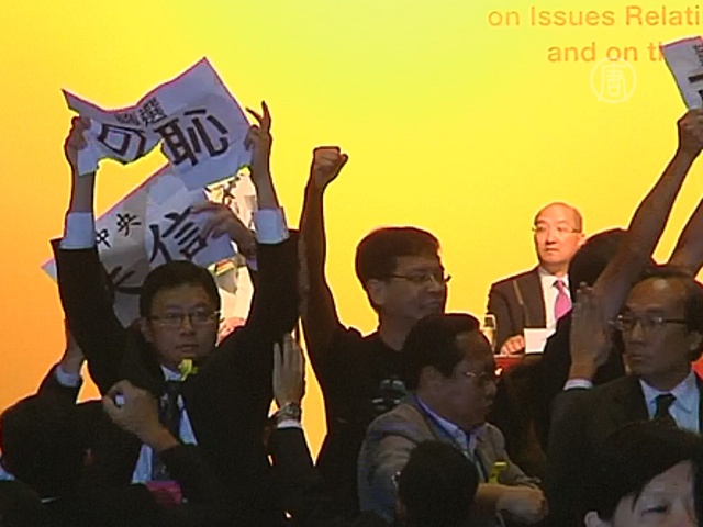 Протестующие в Гонконге прервали речь чиновника