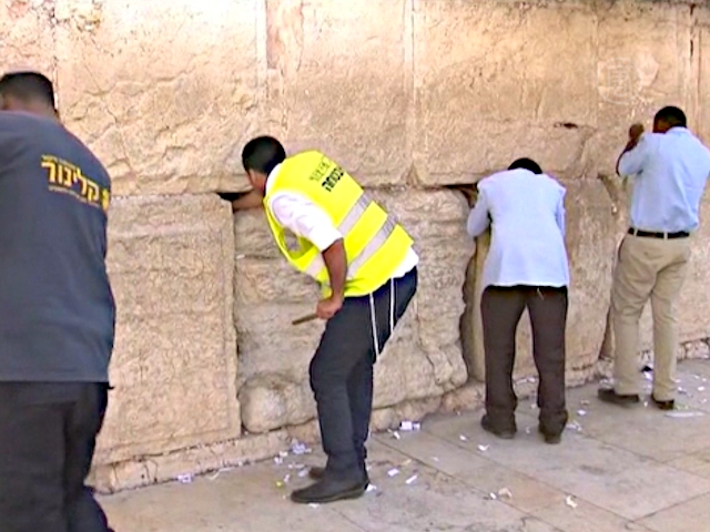 Стену Плача очищают накануне еврейского праздника